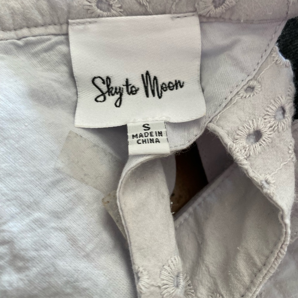 Women’s lace size small backless crop top